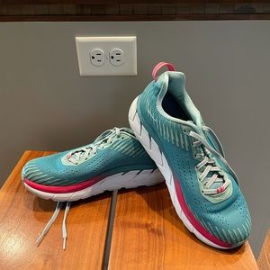 Women’s Hoka Clifton 5 - Size 9
